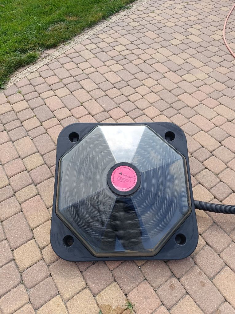 Kolektor solarny ogrzewacz wody w basenie - piramida
