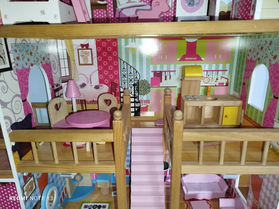 Duży drewniany domek dla lalek