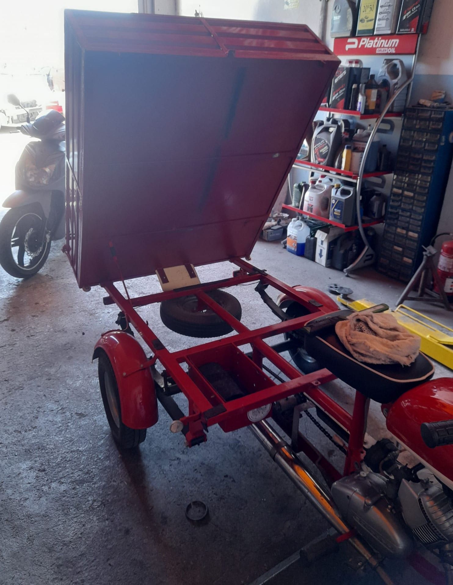 Triciclo motorizado com caixa basculante