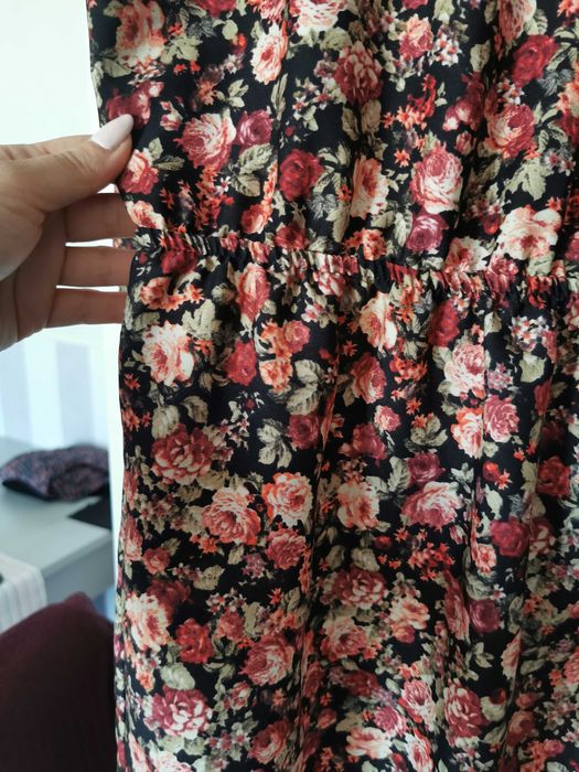 Sukienka letnia r. 36 w kwiaty dekolt