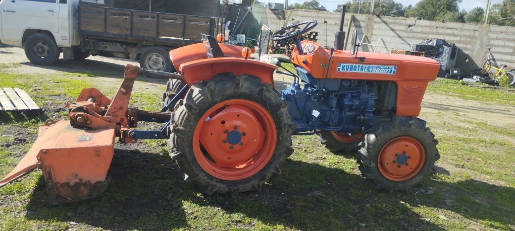 Vendo trator marca Kubota o 1500 o TD tração às quatro rodas