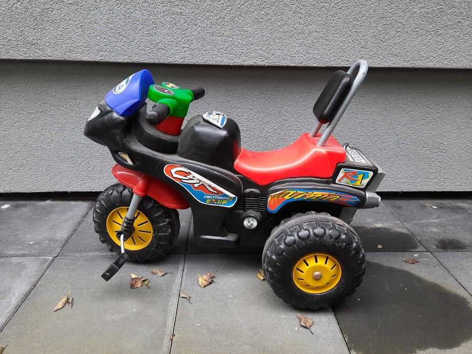 Motorek trójkołowy.
