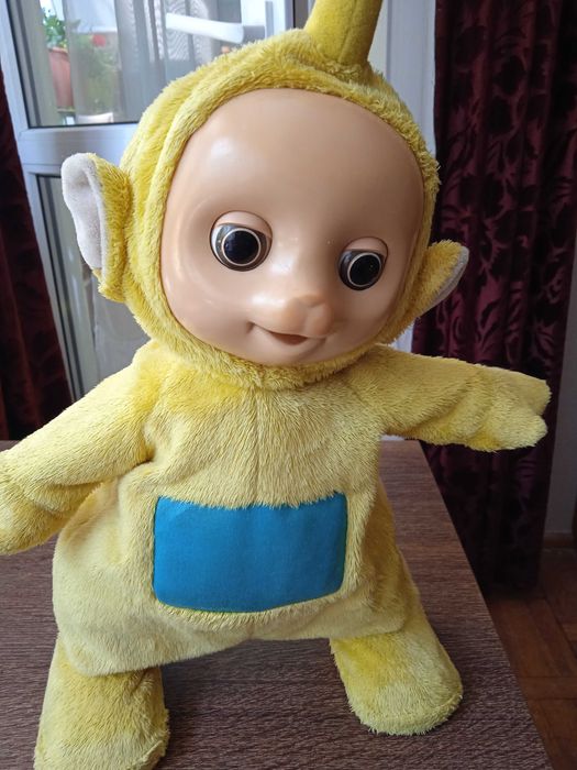 Teletubiś LaLa, Teletubbies, tańczący, rusza się, wydaje dźwięki