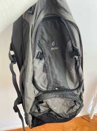 Mochilão para viagens DEUTER modelo conforto para mulheres 55L