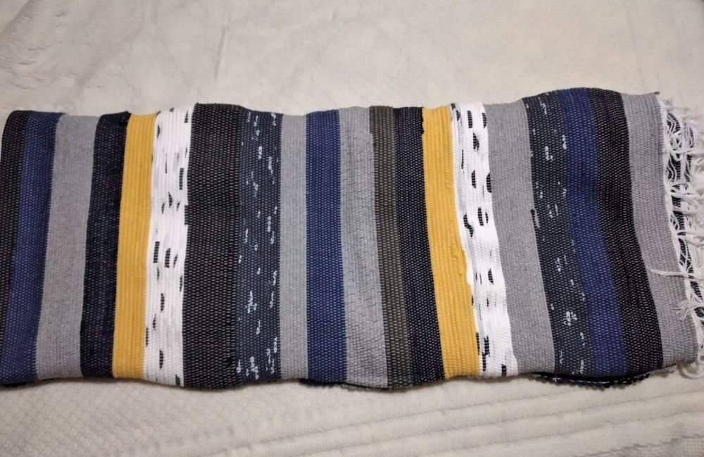 Carpete às riscas nova