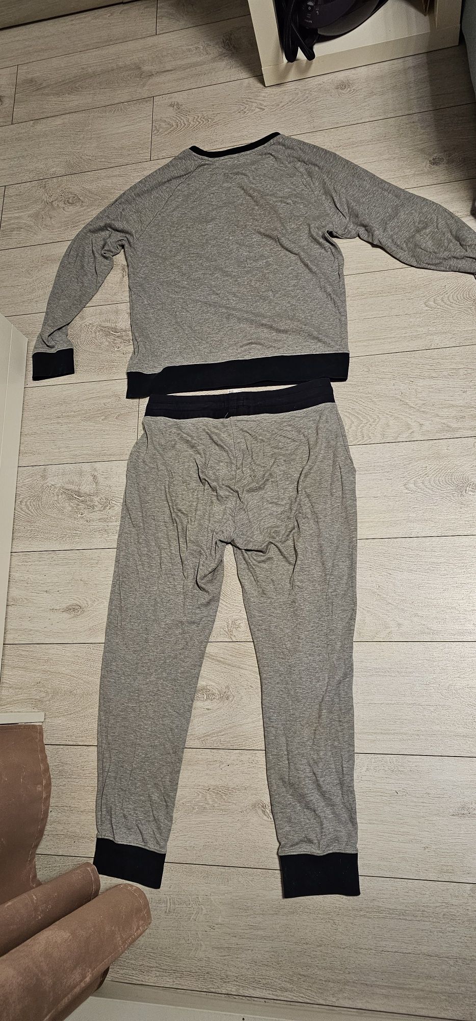 Dres HUGO BOSS rozmiar M wymiary na zdjęciach stan bardzo dobry