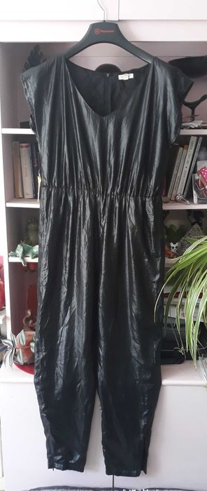 Połyskliwy czarny leciutki kombinezon 40