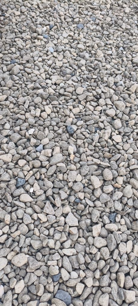 Seixo rolado cinza pedra.