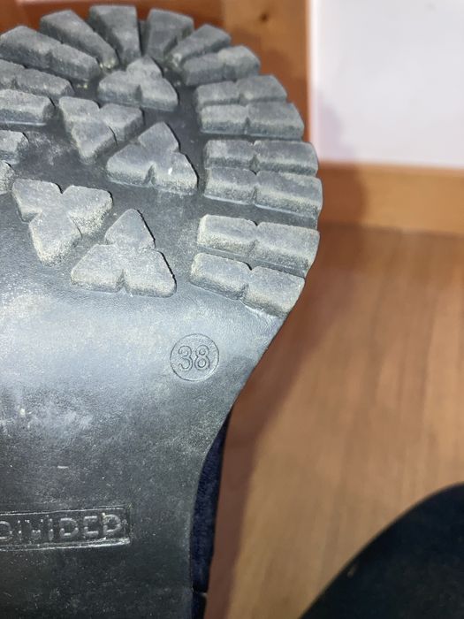 Botins pretos compensados