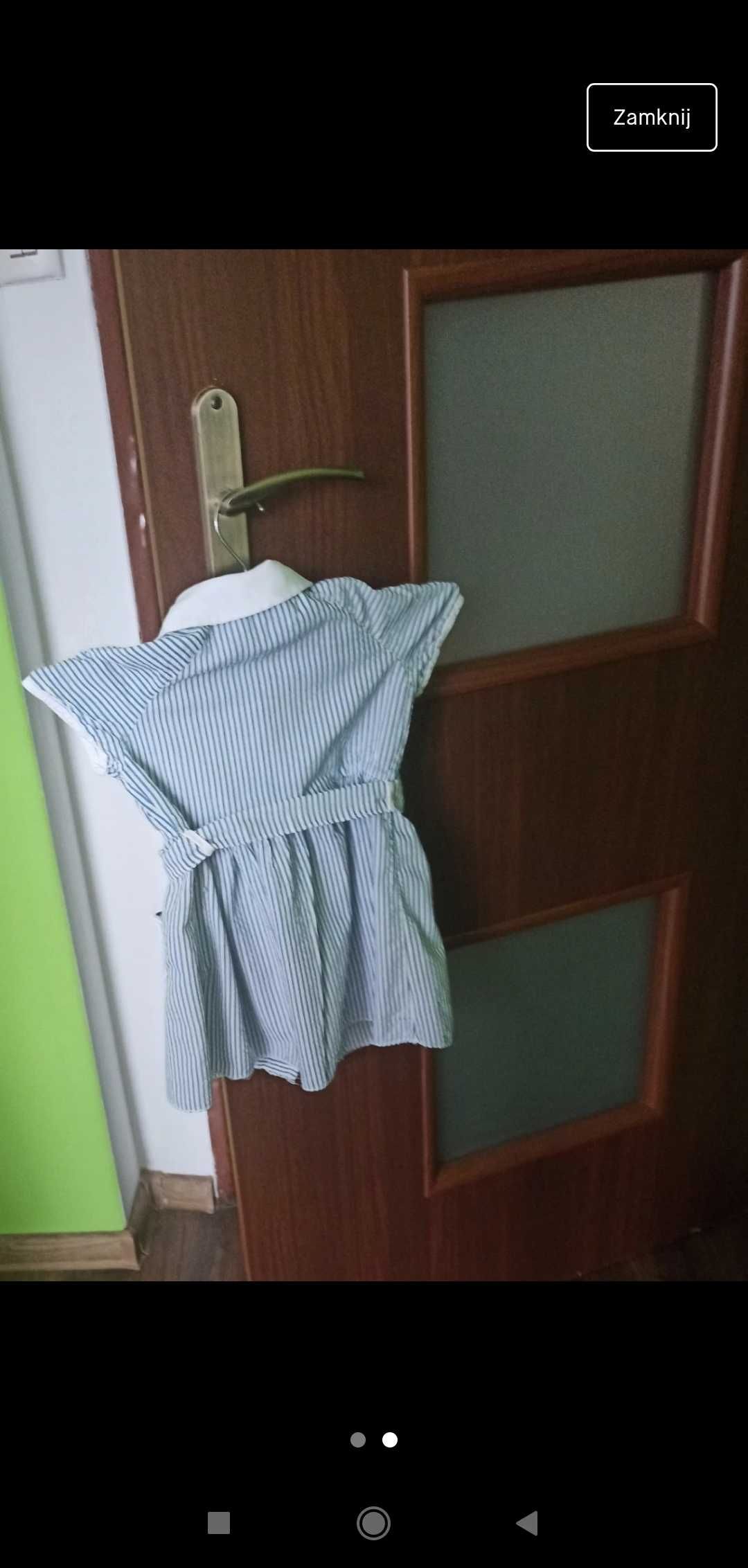 Biała sukienka w niebieskie paski zapinana na guzki z paskiem