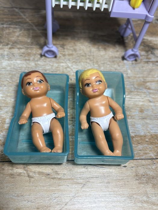 Лялька Барбі педіатр