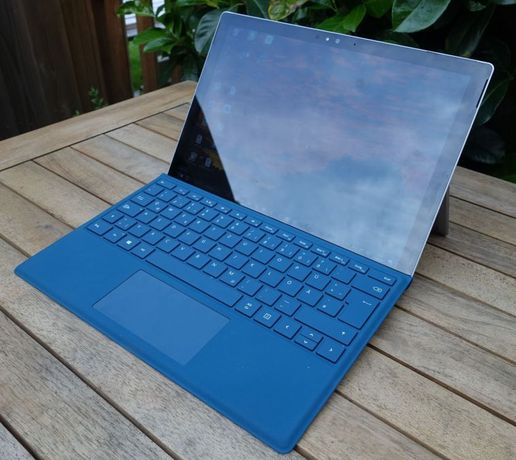 PC + Tablet: Surface Pro (256 GB, 8 GB RAM, i5) com teclado e caneta