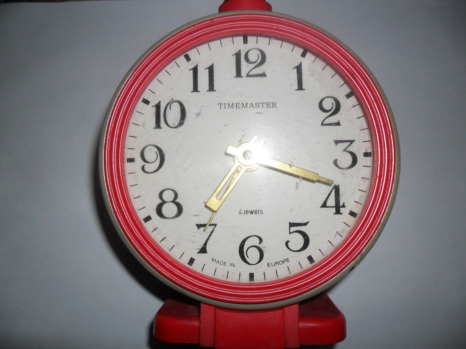 Металлический конструктор в виде будильника.