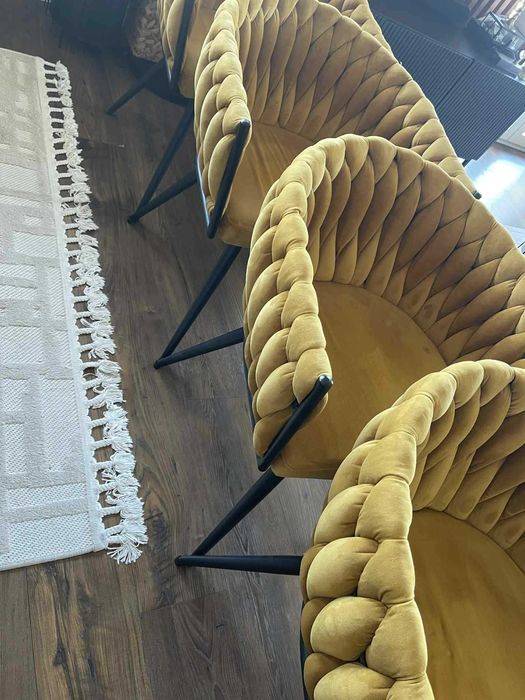 Plecione musztardowe krzesła