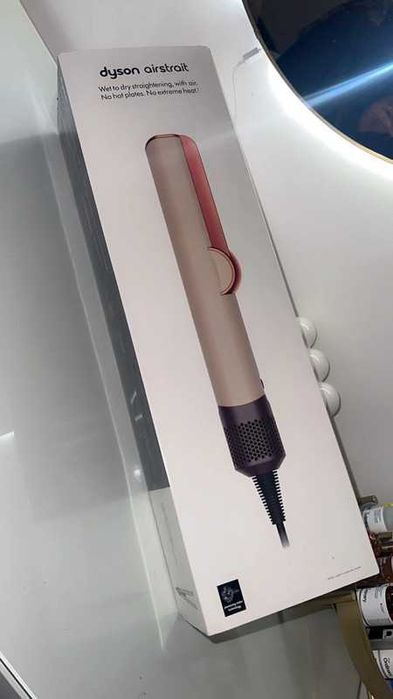 Nowa prostownica do włosów Dyson airstrait HT01