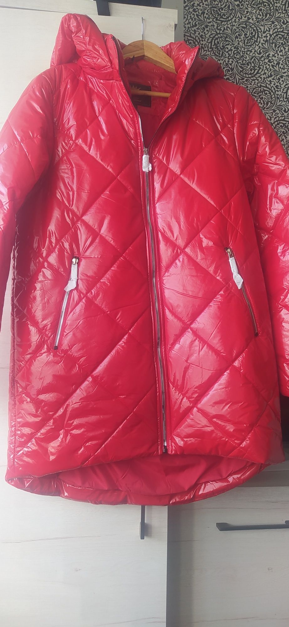 Śliczna nowa czerwona wiosenna kurtka