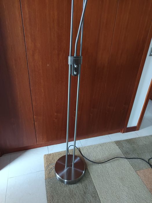 Candeeiro de pé alto em inox