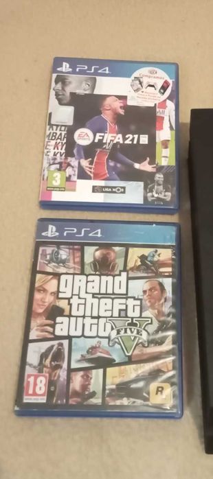 PS4 com 2 jogos e 2 comandos