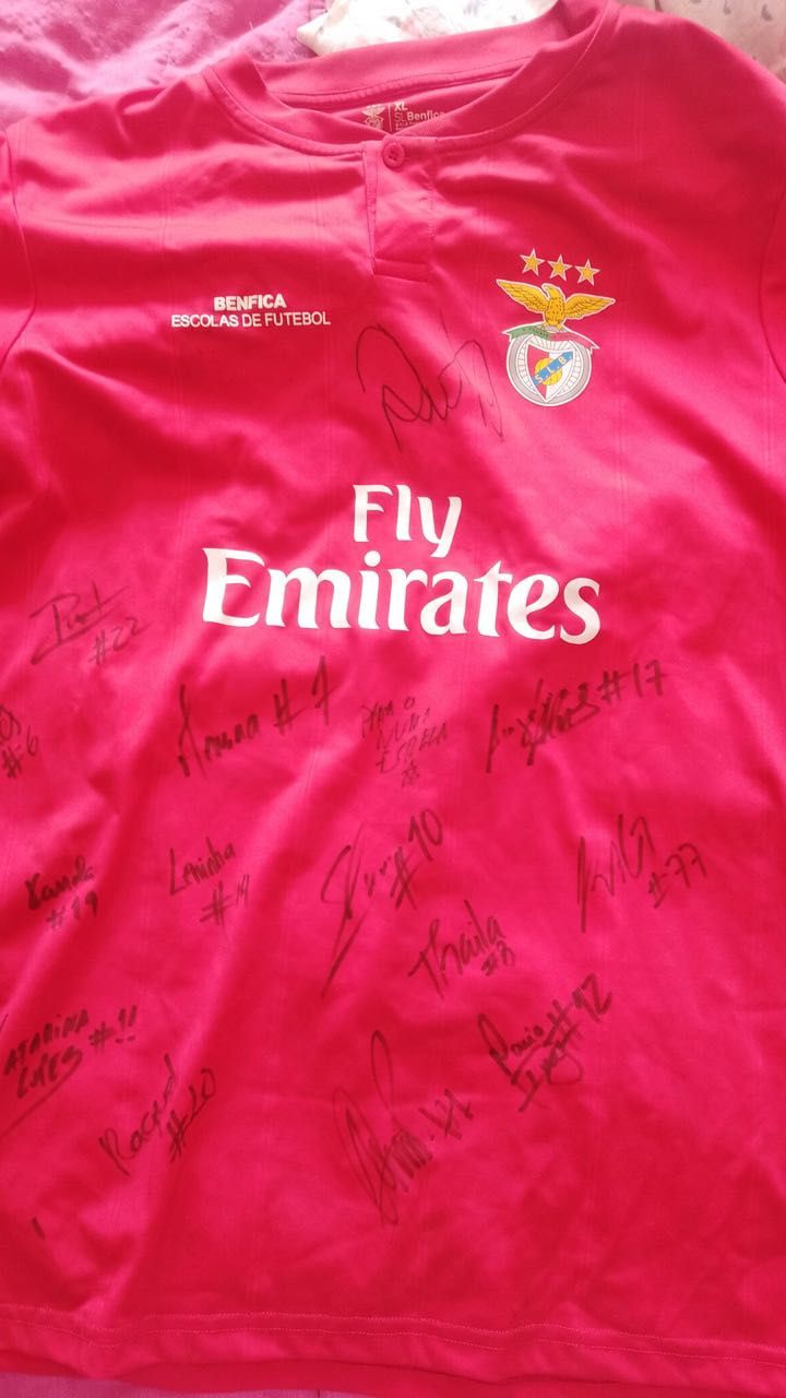 Camisola do Benfica autografada pela equipa feminina