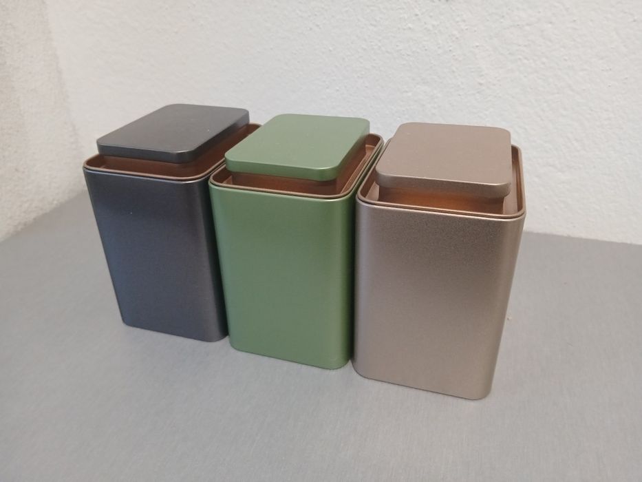 Latas de metal em bom estado