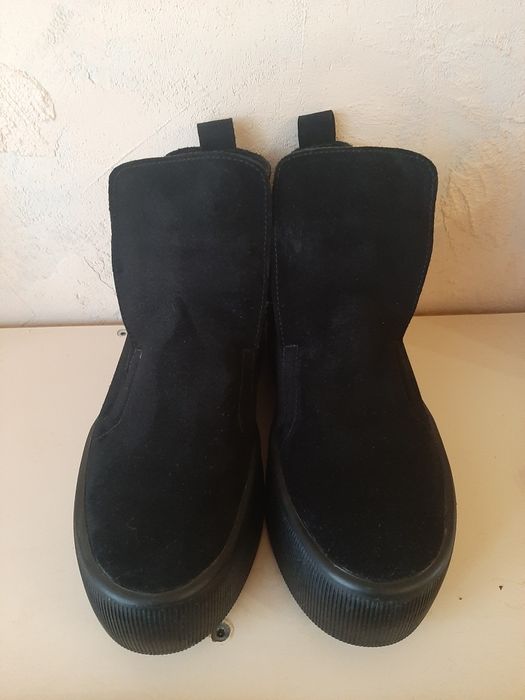 Жіночі кросівки хайтопи зимові на великій підошві.Чорний замш.