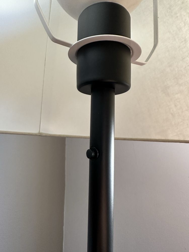 Candeeiro de Pé Preto e Beige estilo RINGSTA/SKAFTET do IKEA