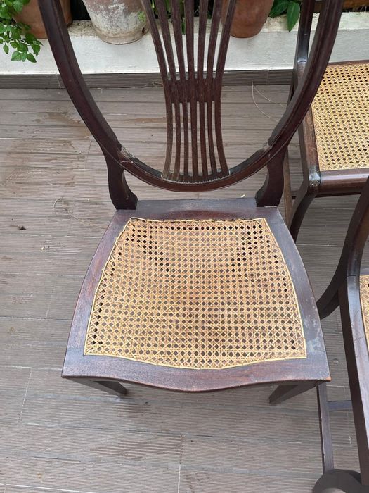 Cadeiras de madeira com palhinha
