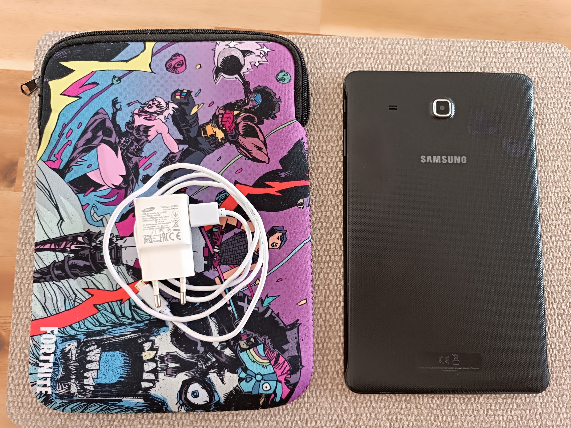 Tablet Samsung Galaxy TAB E plus ładowarka i etui