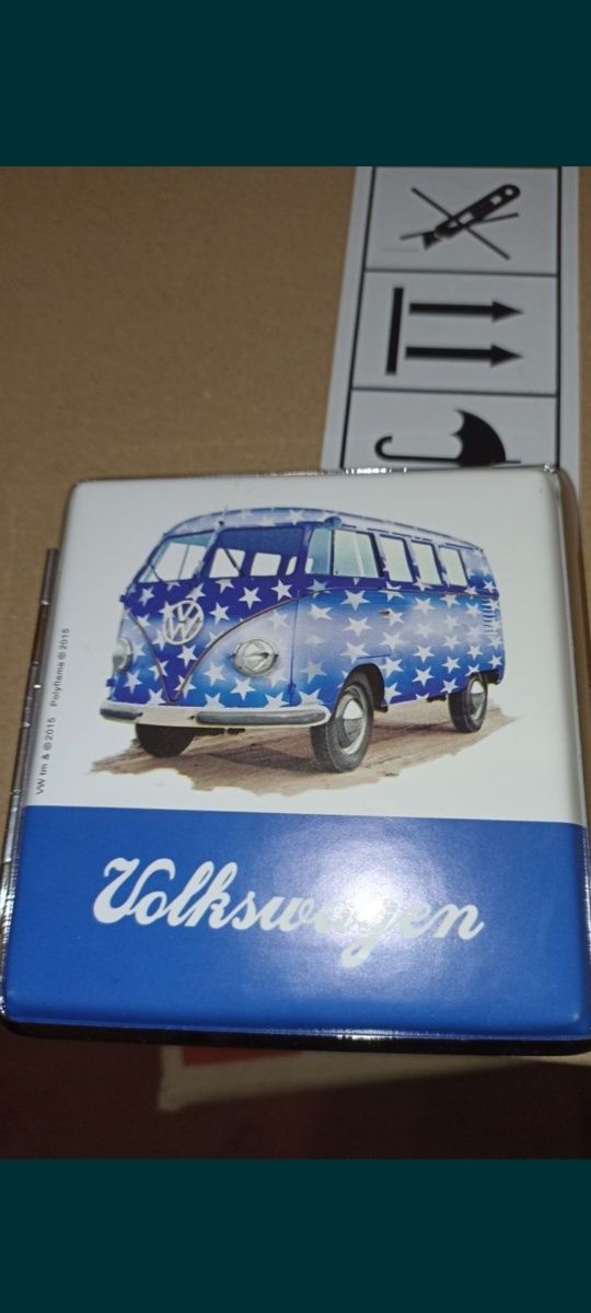 pierośnica z logo lub wizerunkiem Volkswagena.
Papierośnice ja