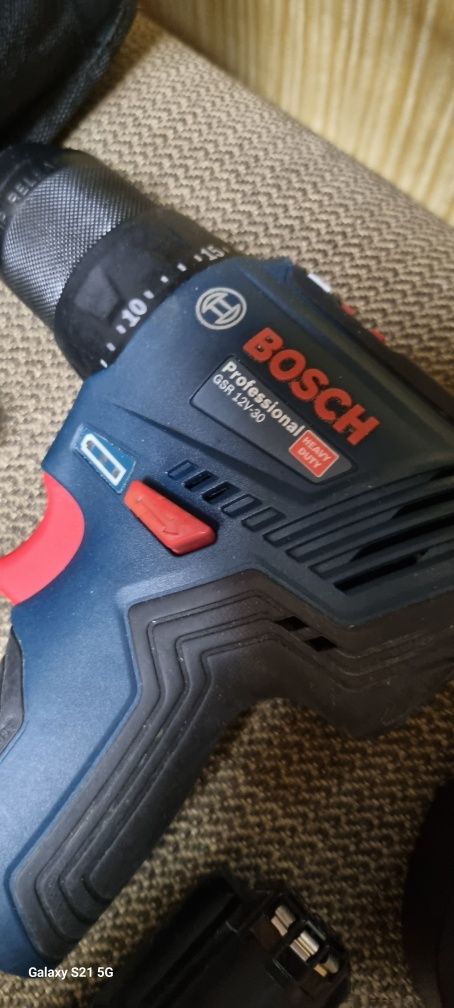 Продам аккумуляторный шуруповерт   безщеточный Bosch GSR 12v-30