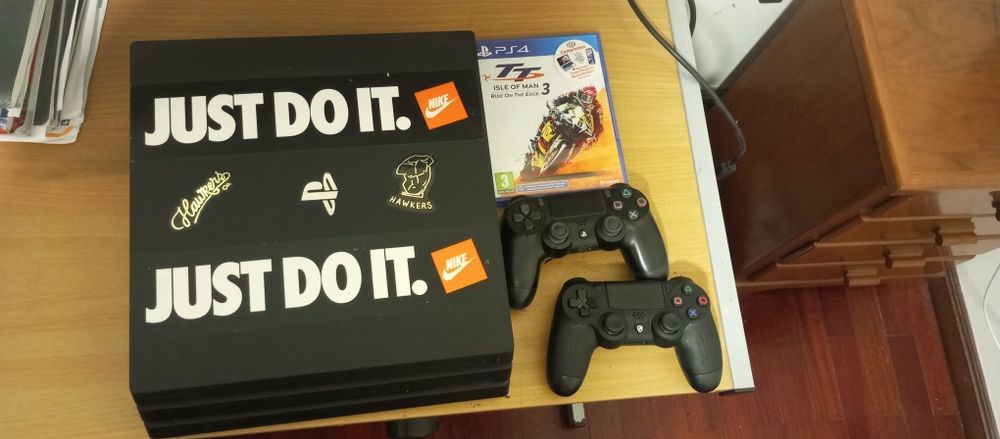 PS4 PRO  1T -2comandos-1jogo