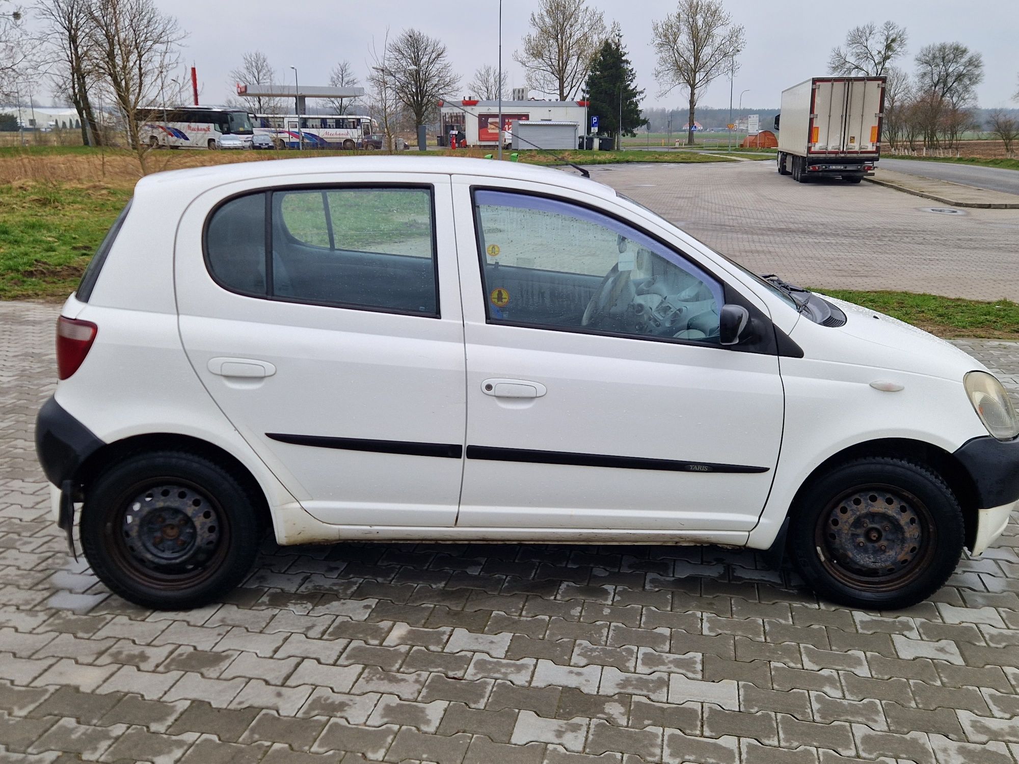 Toyota Yaris 1.0 * 5 drzwi .