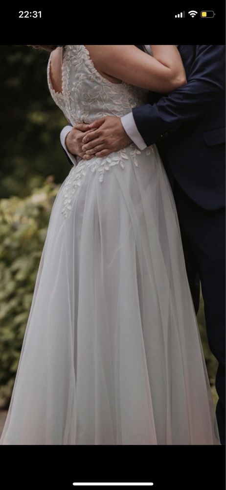 Suknia ślubna w modne motywy listków