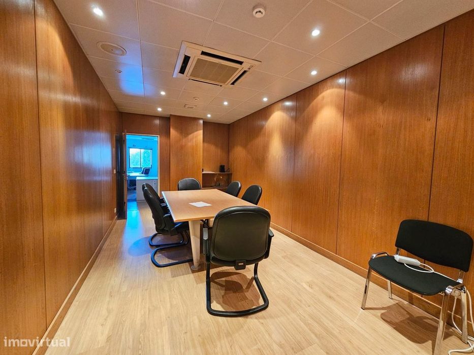 Escritório com Armazém Venda Carnaxide | 1.520 m2 | 11 Estac