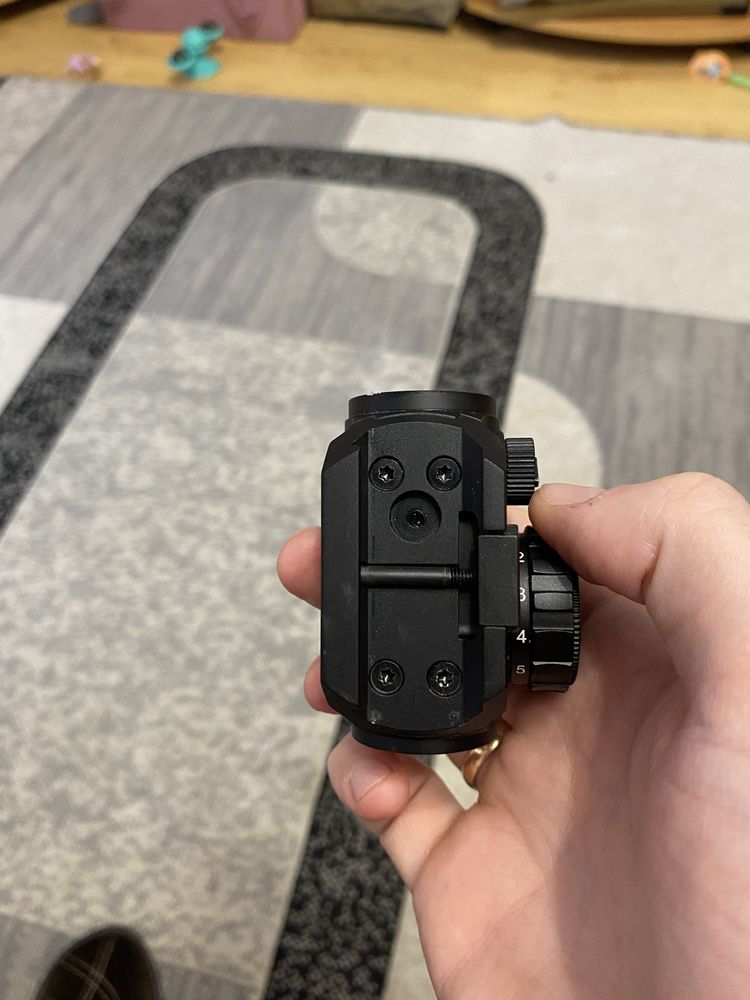 Коліматорний приціл Minox