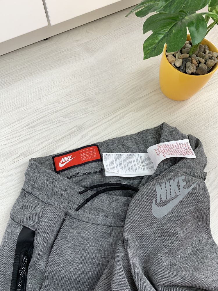 Оригінальні штани з дopoгиx колeкцій Найк Nike TECH FLEECE 12-13 років