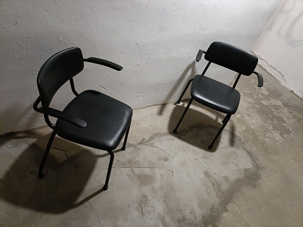 Dwa krzesła skórzane