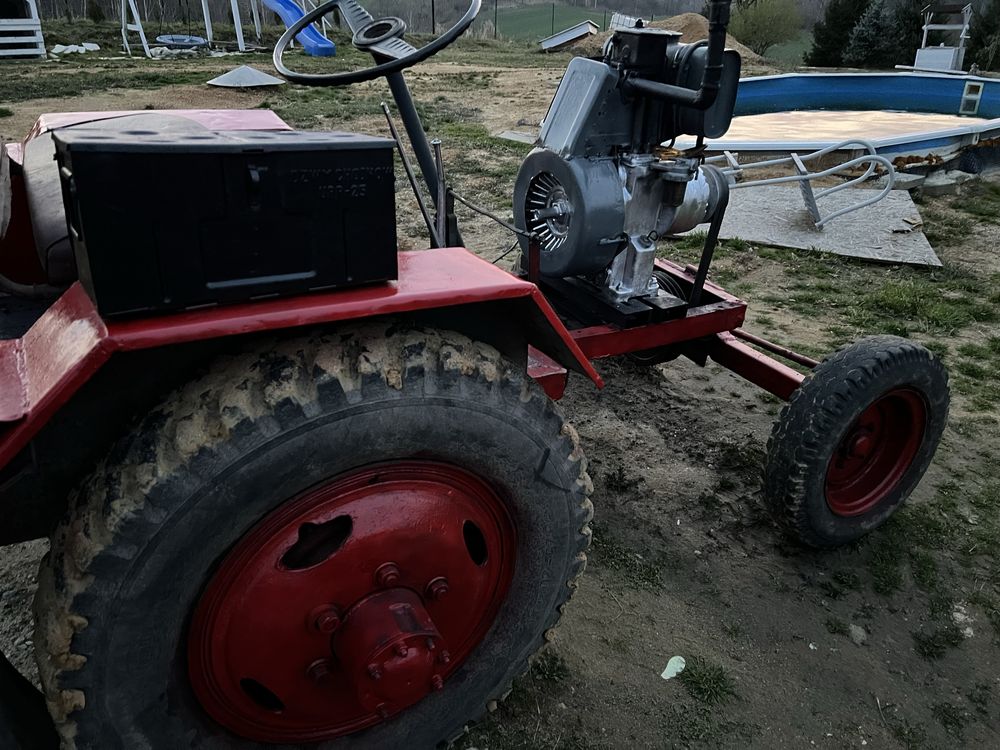 Traktor ogrodniczy wozidlo