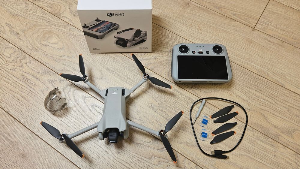 Dron DJI Mini 3 RC + futerał