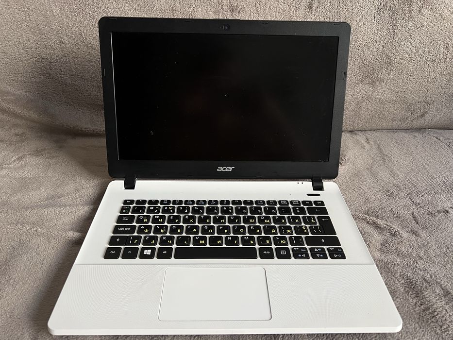 Компактний ноутбук acer es1-331