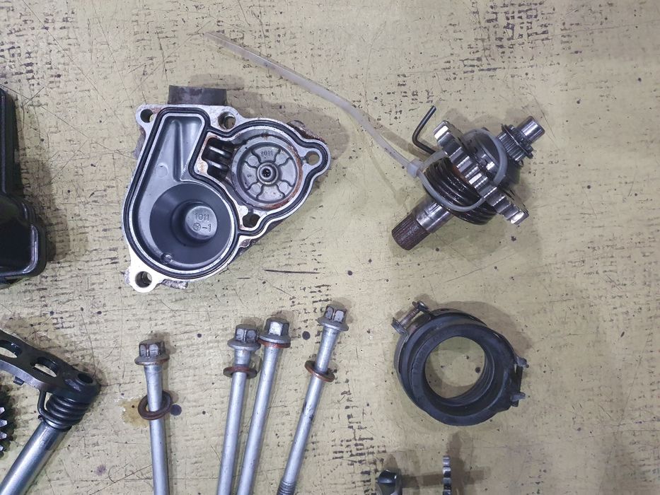 Silnik Suzuki RMZ/KXF 250  części 4T 06r pokrywy króciec mech. kopki