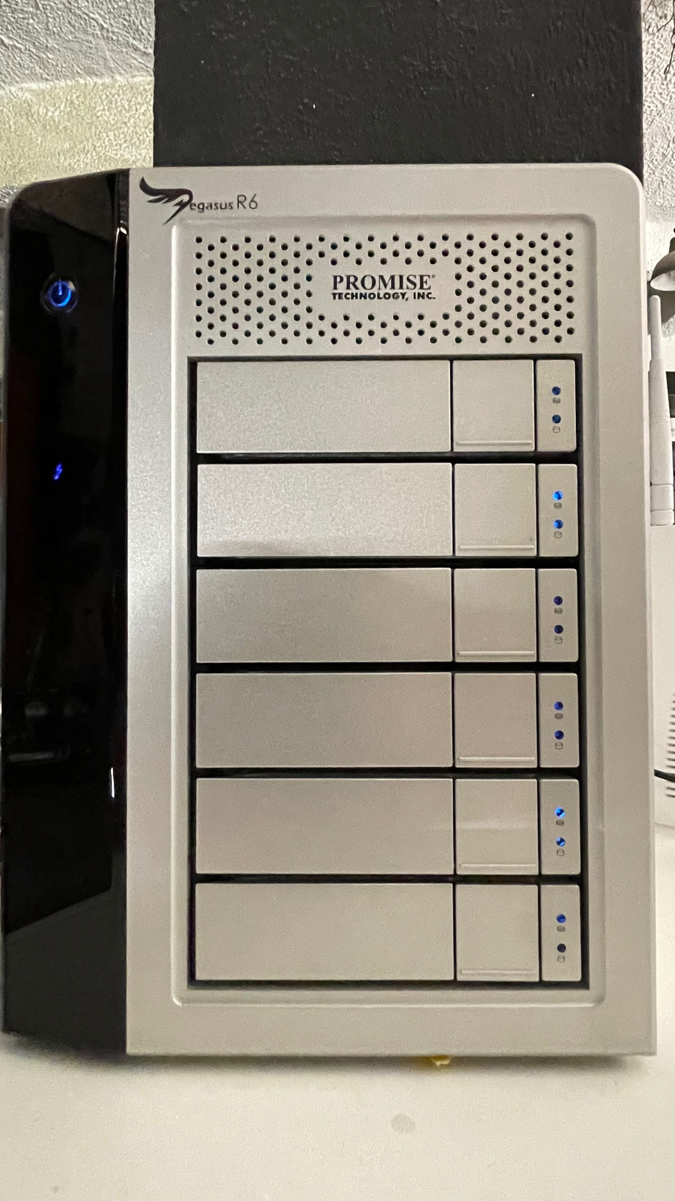 Array de discos externo Thunderbolt Promise Pegasus R6 12TB