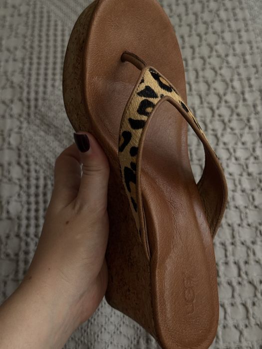 Босоніжки на платформі UGG.
