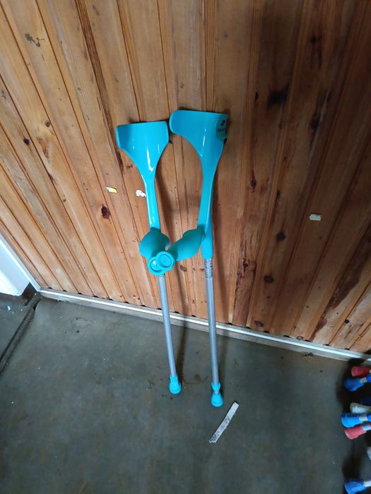 Kule ortopedyczne łokciowe – różne kolory, regulacja 145–195 cm

Na sp