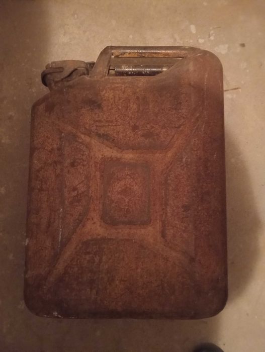 kanister pochodzący z Francji 1 i dwie dodatkowe ze II WS