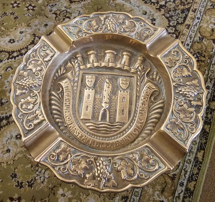 Cinzeiro de pé com brazão da cidade do Porto