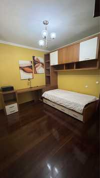 Quarto estudio com cama movel e secretaria