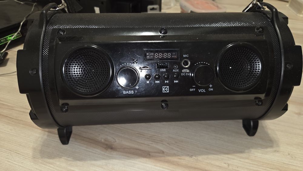 głośnik bezprzewodowy do karaoke marki Hykker, model EGD-1324.