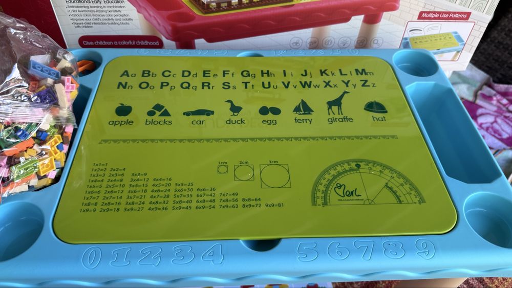 Stolik edukacyjny plus klocki 300 sztuk kompatybilny Lego
