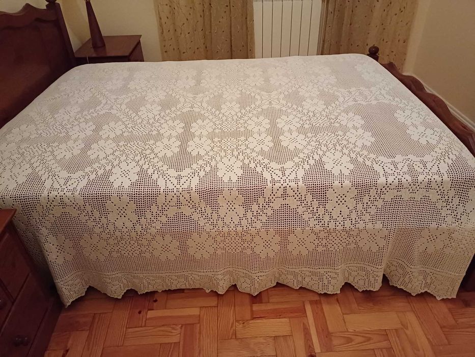 Colcha em crochet bordada à mão